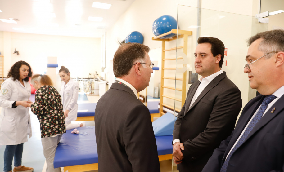 O Hospital de Reabilitação Ana Carolina Moura Xavier (CHR), de Curitiba, recebe dez novos leitos de Unidade de Terapia Intensiva (UTI). O espaço estava fechado há dez anos e foi inaugurado pelo governador Carlos Massa Ratinho Junior nesta terça-feira (1°). O investimento da Secretaria da Saúde na abertura da UTI é de R$ 1,5 milhão.