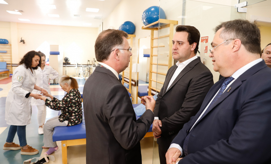 O Hospital de Reabilitação Ana Carolina Moura Xavier (CHR), de Curitiba, recebe dez novos leitos de Unidade de Terapia Intensiva (UTI). O espaço estava fechado há dez anos e foi inaugurado pelo governador Carlos Massa Ratinho Junior nesta terça-feira (1°). O investimento da Secretaria da Saúde na abertura da UTI é de R$ 1,5 milhão.