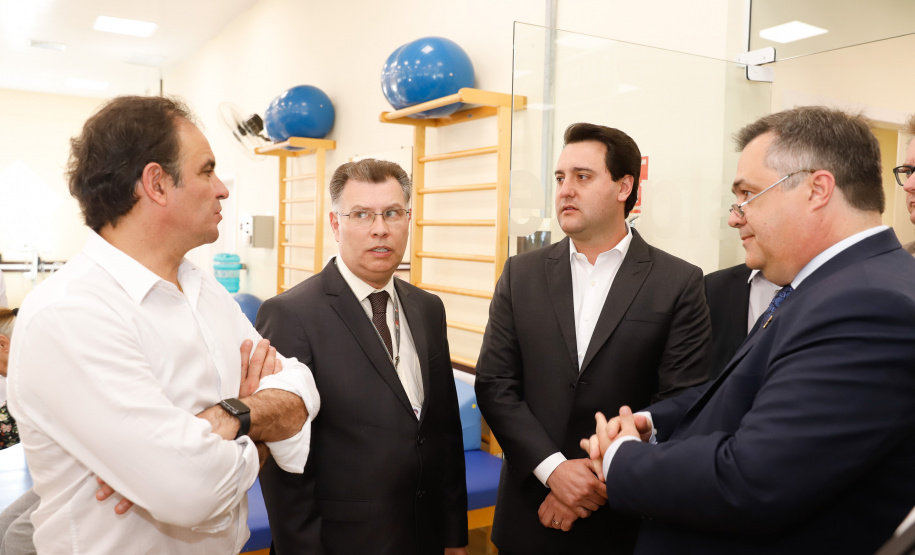 O Hospital de Reabilitação Ana Carolina Moura Xavier (CHR), de Curitiba, recebe dez novos leitos de Unidade de Terapia Intensiva (UTI). O espaço estava fechado há dez anos e foi inaugurado pelo governador Carlos Massa Ratinho Junior nesta terça-feira (1°). O investimento da Secretaria da Saúde na abertura da UTI é de R$ 1,5 milhão.