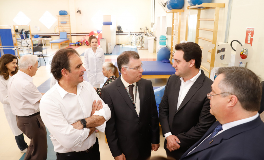 O Hospital de Reabilitação Ana Carolina Moura Xavier (CHR), de Curitiba, recebe dez novos leitos de Unidade de Terapia Intensiva (UTI). O espaço estava fechado há dez anos e foi inaugurado pelo governador Carlos Massa Ratinho Junior nesta terça-feira (1°). O investimento da Secretaria da Saúde na abertura da UTI é de R$ 1,5 milhão.