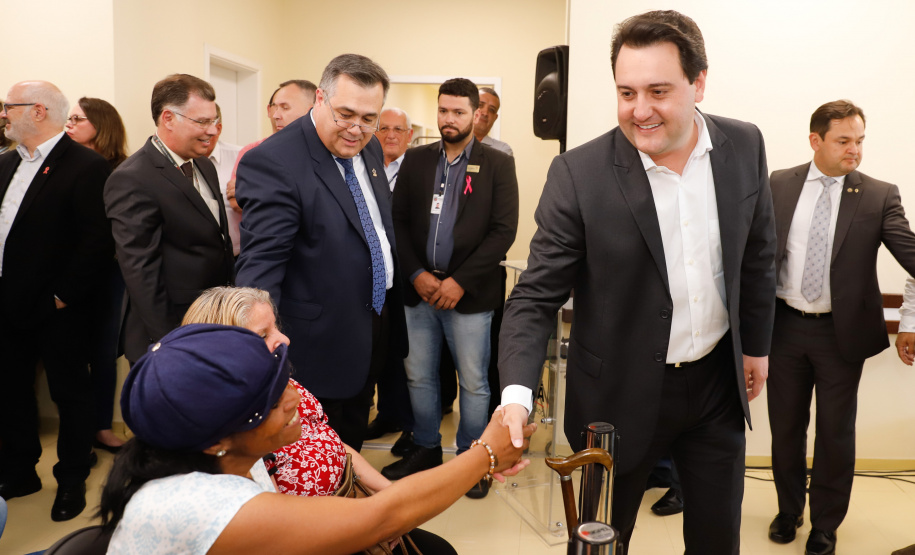 O Hospital de Reabilitação Ana Carolina Moura Xavier (CHR), de Curitiba, recebe dez novos leitos de Unidade de Terapia Intensiva (UTI). O espaço estava fechado há dez anos e foi inaugurado pelo governador Carlos Massa Ratinho Junior nesta terça-feira (1°). O investimento da Secretaria da Saúde na abertura da UTI é de R$ 1,5 milhão.