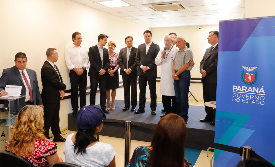 O Hospital de Reabilitação Ana Carolina Moura Xavier (CHR), de Curitiba, recebe dez novos leitos de Unidade de Terapia Intensiva (UTI). O espaço estava fechado há dez anos e foi inaugurado pelo governador Carlos Massa Ratinho Junior nesta terça-feira (1°). O investimento da Secretaria da Saúde na abertura da UTI é de R$ 1,5 milhão.