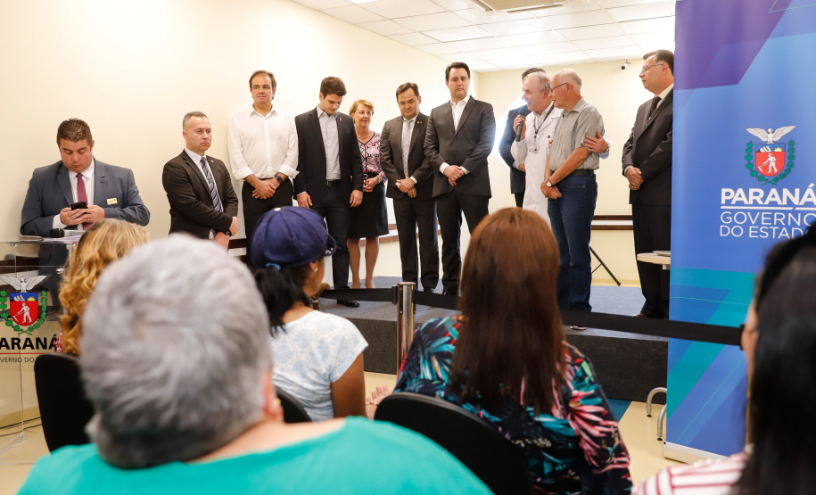 O Hospital de Reabilitação Ana Carolina Moura Xavier (CHR), de Curitiba, recebe dez novos leitos de Unidade de Terapia Intensiva (UTI). O espaço estava fechado há dez anos e foi inaugurado pelo governador Carlos Massa Ratinho Junior nesta terça-feira (1°). O investimento da Secretaria da Saúde na abertura da UTI é de R$ 1,5 milhão.