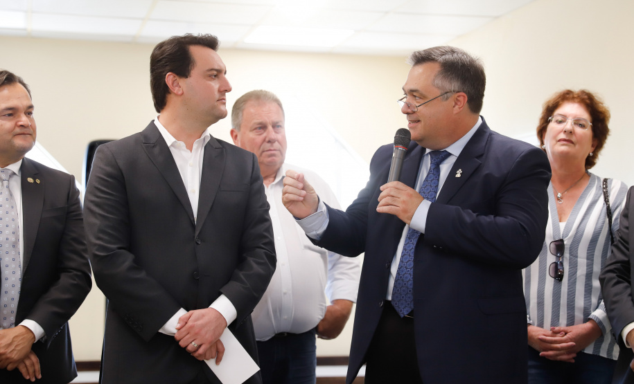 O Hospital de Reabilitação Ana Carolina Moura Xavier (CHR), de Curitiba, recebe dez novos leitos de Unidade de Terapia Intensiva (UTI). O espaço estava fechado há dez anos e foi inaugurado pelo governador Carlos Massa Ratinho Junior nesta terça-feira (1°). O investimento da Secretaria da Saúde na abertura da UTI é de R$ 1,5 milhão.