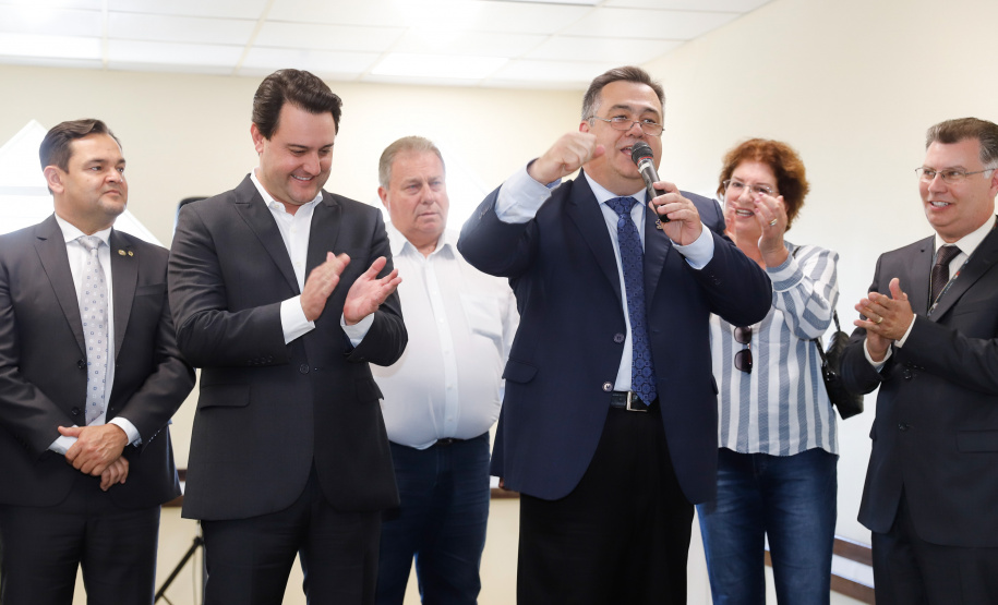 O Hospital de Reabilitação Ana Carolina Moura Xavier (CHR), de Curitiba, recebe dez novos leitos de Unidade de Terapia Intensiva (UTI). O espaço estava fechado há dez anos e foi inaugurado pelo governador Carlos Massa Ratinho Junior nesta terça-feira (1°). O investimento da Secretaria da Saúde na abertura da UTI é de R$ 1,5 milhão.