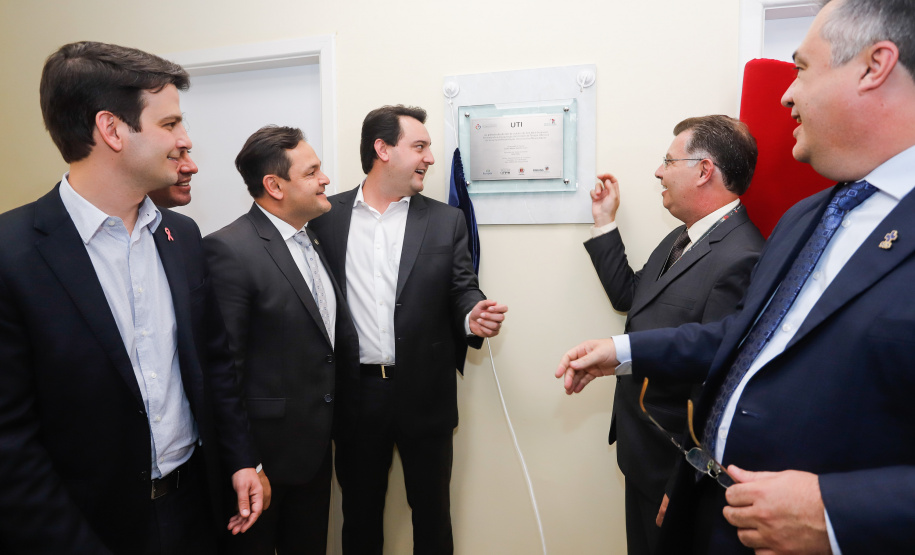 O Hospital de Reabilitação Ana Carolina Moura Xavier (CHR), de Curitiba, recebe dez novos leitos de Unidade de Terapia Intensiva (UTI). O espaço estava fechado há dez anos e foi inaugurado pelo governador Carlos Massa Ratinho Junior nesta terça-feira (1°). O investimento da Secretaria da Saúde na abertura da UTI é de R$ 1,5 milhão.