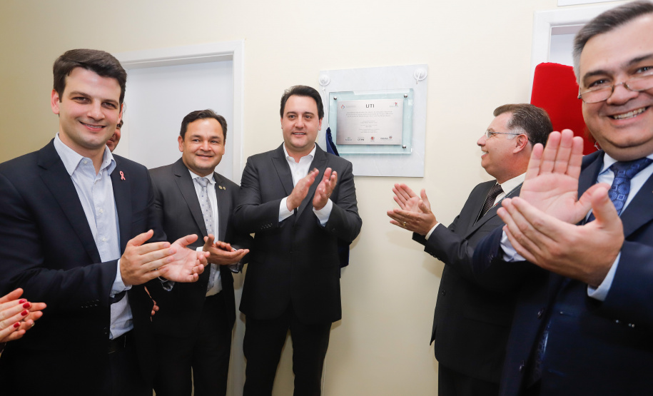 O Hospital de Reabilitação Ana Carolina Moura Xavier (CHR), de Curitiba, recebe dez novos leitos de Unidade de Terapia Intensiva (UTI). O espaço estava fechado há dez anos e foi inaugurado pelo governador Carlos Massa Ratinho Junior nesta terça-feira (1°). O investimento da Secretaria da Saúde na abertura da UTI é de R$ 1,5 milhão.