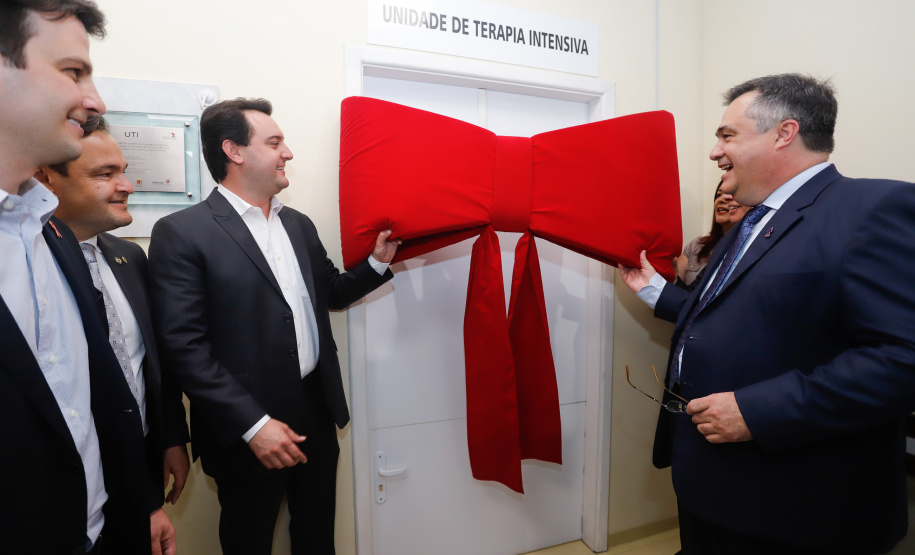 O Hospital de Reabilitação Ana Carolina Moura Xavier (CHR), de Curitiba, recebe dez novos leitos de Unidade de Terapia Intensiva (UTI). O espaço estava fechado há dez anos e foi inaugurado pelo governador Carlos Massa Ratinho Junior nesta terça-feira (1°). O investimento da Secretaria da Saúde na abertura da UTI é de R$ 1,5 milhão.