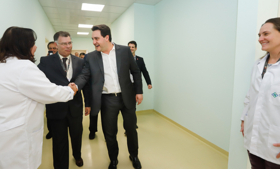 O Hospital de Reabilitação Ana Carolina Moura Xavier (CHR), de Curitiba, recebe dez novos leitos de Unidade de Terapia Intensiva (UTI). O espaço estava fechado há dez anos e foi inaugurado pelo governador Carlos Massa Ratinho Junior nesta terça-feira (1°). O investimento da Secretaria da Saúde na abertura da UTI é de R$ 1,5 milhão.