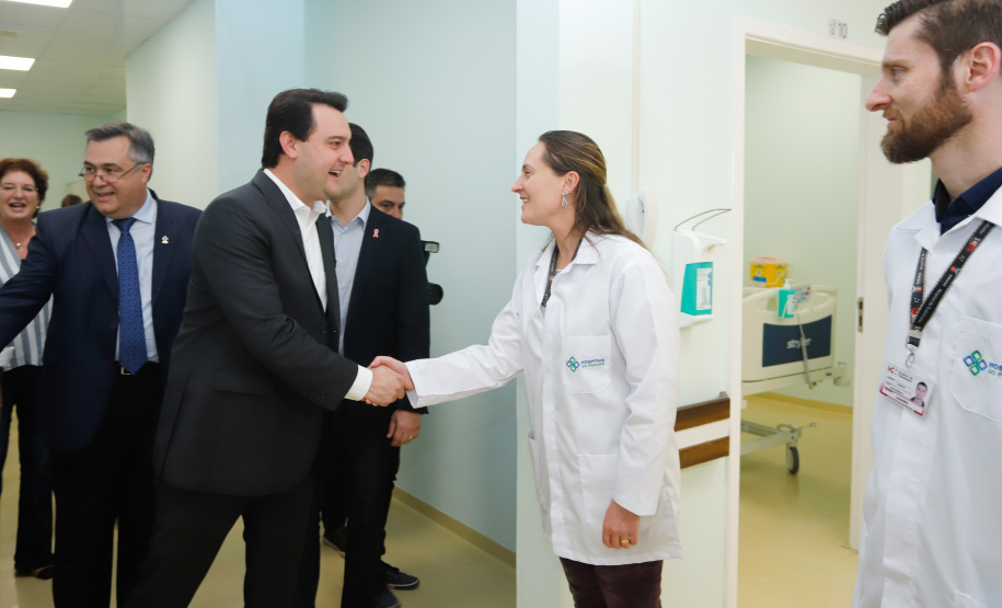 O Hospital de Reabilitação Ana Carolina Moura Xavier (CHR), de Curitiba, recebe dez novos leitos de Unidade de Terapia Intensiva (UTI). O espaço estava fechado há dez anos e foi inaugurado pelo governador Carlos Massa Ratinho Junior nesta terça-feira (1°). O investimento da Secretaria da Saúde na abertura da UTI é de R$ 1,5 milhão.