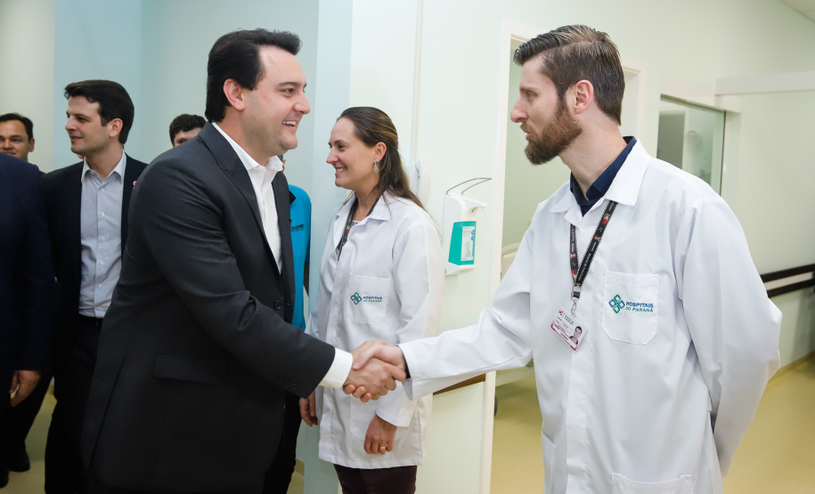 O Hospital de Reabilitação Ana Carolina Moura Xavier (CHR), de Curitiba, recebe dez novos leitos de Unidade de Terapia Intensiva (UTI). O espaço estava fechado há dez anos e foi inaugurado pelo governador Carlos Massa Ratinho Junior nesta terça-feira (1°). O investimento da Secretaria da Saúde na abertura da UTI é de R$ 1,5 milhão.