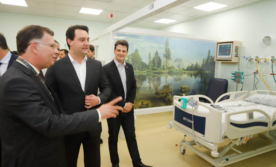 O Hospital de Reabilitação Ana Carolina Moura Xavier (CHR), de Curitiba, recebe dez novos leitos de Unidade de Terapia Intensiva (UTI). O espaço estava fechado há dez anos e foi inaugurado pelo governador Carlos Massa Ratinho Junior nesta terça-feira (1°). O investimento da Secretaria da Saúde na abertura da UTI é de R$ 1,5 milhão.