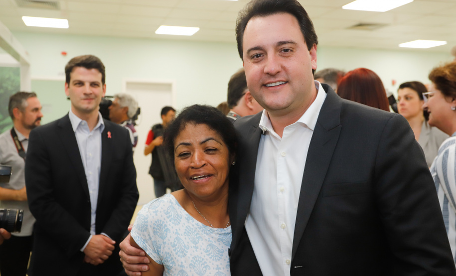 O Hospital de Reabilitação Ana Carolina Moura Xavier (CHR), de Curitiba, recebe dez novos leitos de Unidade de Terapia Intensiva (UTI). O espaço estava fechado há dez anos e foi inaugurado pelo governador Carlos Massa Ratinho Junior nesta terça-feira (1°). O investimento da Secretaria da Saúde na abertura da UTI é de R$ 1,5 milhão.