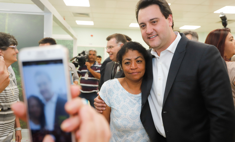 O Hospital de Reabilitação Ana Carolina Moura Xavier (CHR), de Curitiba, recebe dez novos leitos de Unidade de Terapia Intensiva (UTI). O espaço estava fechado há dez anos e foi inaugurado pelo governador Carlos Massa Ratinho Junior nesta terça-feira (1°). O investimento da Secretaria da Saúde na abertura da UTI é de R$ 1,5 milhão.