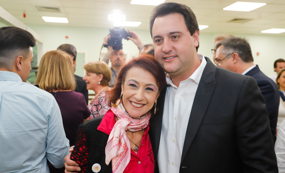 O Hospital de Reabilitação Ana Carolina Moura Xavier (CHR), de Curitiba, recebe dez novos leitos de Unidade de Terapia Intensiva (UTI). O espaço estava fechado há dez anos e foi inaugurado pelo governador Carlos Massa Ratinho Junior nesta terça-feira (1°). O investimento da Secretaria da Saúde na abertura da UTI é de R$ 1,5 milhão.