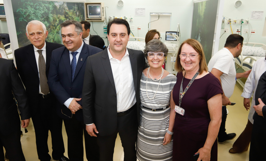 O Hospital de Reabilitação Ana Carolina Moura Xavier (CHR), de Curitiba, recebe dez novos leitos de Unidade de Terapia Intensiva (UTI). O espaço estava fechado há dez anos e foi inaugurado pelo governador Carlos Massa Ratinho Junior nesta terça-feira (1°). O investimento da Secretaria da Saúde na abertura da UTI é de R$ 1,5 milhão.
