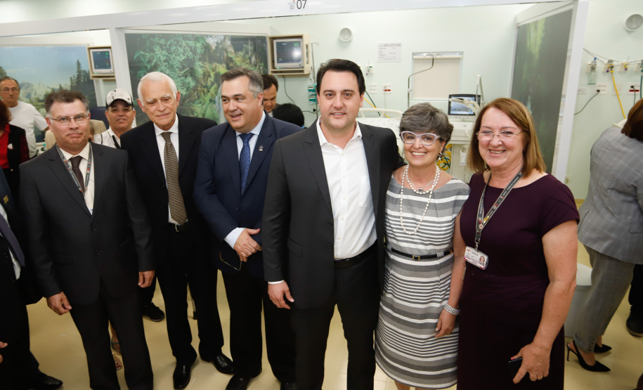 O Hospital de Reabilitação Ana Carolina Moura Xavier (CHR), de Curitiba, recebe dez novos leitos de Unidade de Terapia Intensiva (UTI). O espaço estava fechado há dez anos e foi inaugurado pelo governador Carlos Massa Ratinho Junior nesta terça-feira (1°). O investimento da Secretaria da Saúde na abertura da UTI é de R$ 1,5 milhão.