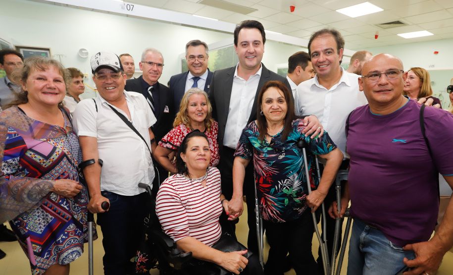O Hospital de Reabilitação Ana Carolina Moura Xavier (CHR), de Curitiba, recebe dez novos leitos de Unidade de Terapia Intensiva (UTI). O espaço estava fechado há dez anos e foi inaugurado pelo governador Carlos Massa Ratinho Junior nesta terça-feira (1°). O investimento da Secretaria da Saúde na abertura da UTI é de R$ 1,5 milhão.
