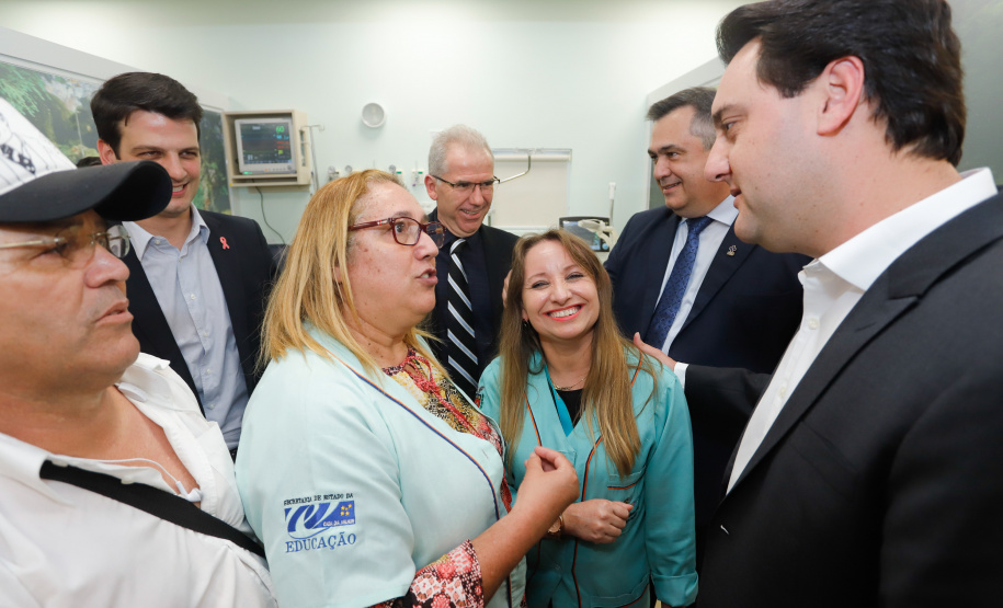 O Hospital de Reabilitação Ana Carolina Moura Xavier (CHR), de Curitiba, recebe dez novos leitos de Unidade de Terapia Intensiva (UTI). O espaço estava fechado há dez anos e foi inaugurado pelo governador Carlos Massa Ratinho Junior nesta terça-feira (1°). O investimento da Secretaria da Saúde na abertura da UTI é de R$ 1,5 milhão.