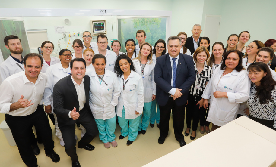 O Hospital de Reabilitação Ana Carolina Moura Xavier (CHR), de Curitiba, recebe dez novos leitos de Unidade de Terapia Intensiva (UTI). O espaço estava fechado há dez anos e foi inaugurado pelo governador Carlos Massa Ratinho Junior nesta terça-feira (1°). O investimento da Secretaria da Saúde na abertura da UTI é de R$ 1,5 milhão.