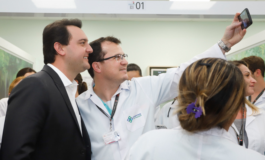 O Hospital de Reabilitação Ana Carolina Moura Xavier (CHR), de Curitiba, recebe dez novos leitos de Unidade de Terapia Intensiva (UTI). O espaço estava fechado há dez anos e foi inaugurado pelo governador Carlos Massa Ratinho Junior nesta terça-feira (1°). O investimento da Secretaria da Saúde na abertura da UTI é de R$ 1,5 milhão.