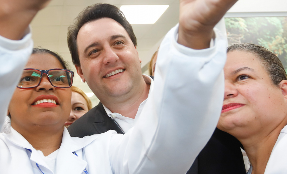 O Hospital de Reabilitação Ana Carolina Moura Xavier (CHR), de Curitiba, recebe dez novos leitos de Unidade de Terapia Intensiva (UTI). O espaço estava fechado há dez anos e foi inaugurado pelo governador Carlos Massa Ratinho Junior nesta terça-feira (1°). O investimento da Secretaria da Saúde na abertura da UTI é de R$ 1,5 milhão.