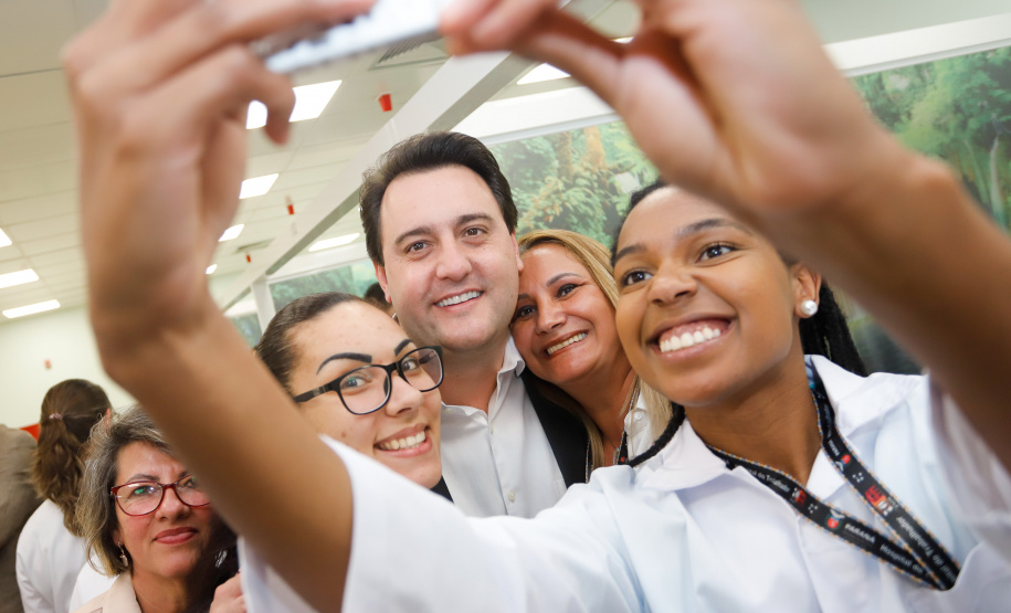 O Hospital de Reabilitação Ana Carolina Moura Xavier (CHR), de Curitiba, recebe dez novos leitos de Unidade de Terapia Intensiva (UTI). O espaço estava fechado há dez anos e foi inaugurado pelo governador Carlos Massa Ratinho Junior nesta terça-feira (1°). O investimento da Secretaria da Saúde na abertura da UTI é de R$ 1,5 milhão.