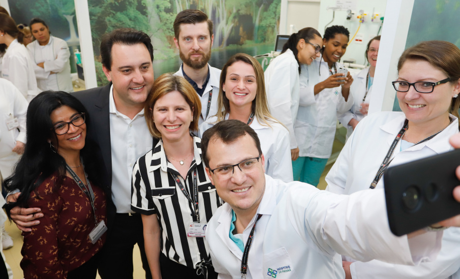 O Hospital de Reabilitação Ana Carolina Moura Xavier (CHR), de Curitiba, recebe dez novos leitos de Unidade de Terapia Intensiva (UTI). O espaço estava fechado há dez anos e foi inaugurado pelo governador Carlos Massa Ratinho Junior nesta terça-feira (1°). O investimento da Secretaria da Saúde na abertura da UTI é de R$ 1,5 milhão.