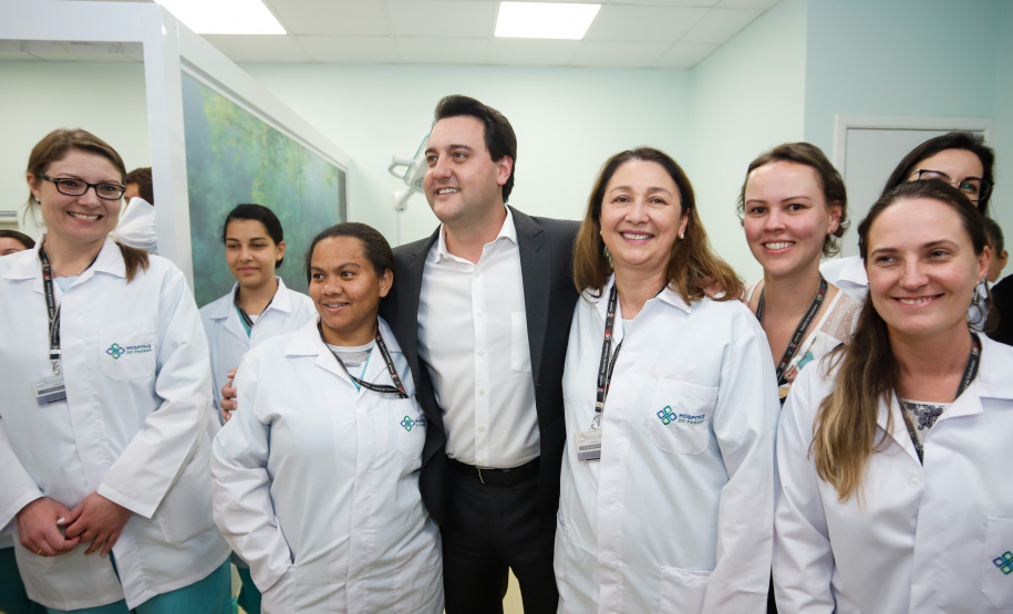 O Hospital de Reabilitação Ana Carolina Moura Xavier (CHR), de Curitiba, recebe dez novos leitos de Unidade de Terapia Intensiva (UTI). O espaço estava fechado há dez anos e foi inaugurado pelo governador Carlos Massa Ratinho Junior nesta terça-feira (1°). O investimento da Secretaria da Saúde na abertura da UTI é de R$ 1,5 milhão.