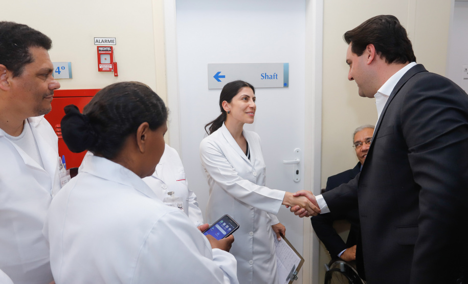 O Hospital de Reabilitação Ana Carolina Moura Xavier (CHR), de Curitiba, recebe dez novos leitos de Unidade de Terapia Intensiva (UTI). O espaço estava fechado há dez anos e foi inaugurado pelo governador Carlos Massa Ratinho Junior nesta terça-feira (1°). O investimento da Secretaria da Saúde na abertura da UTI é de R$ 1,5 milhão.