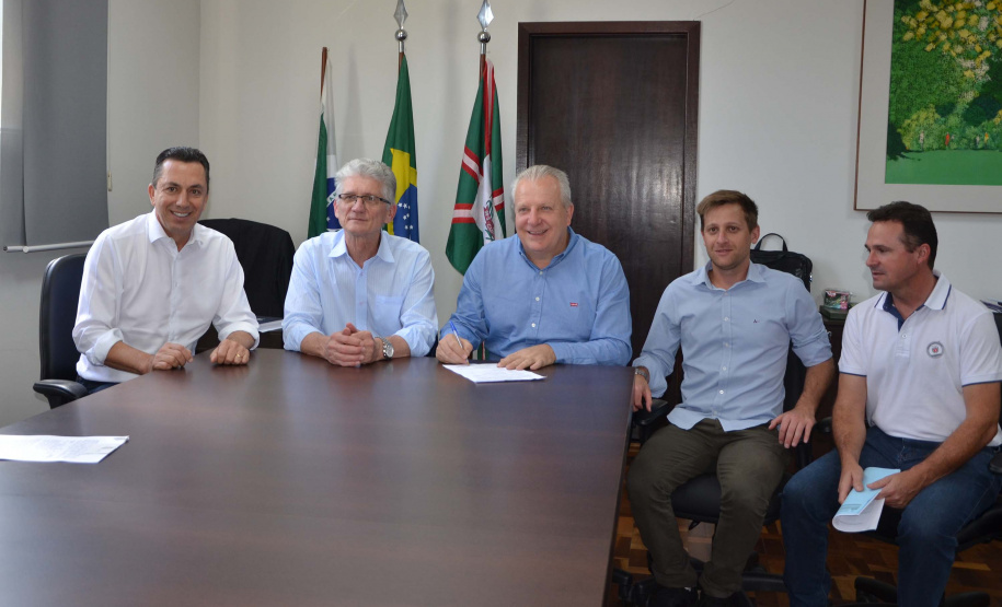 O Governo do Estado entregou nesta terça-feira (1) cinco veículos caminhonete, acompanhados de kits de equipamentos para modernização das centrais públicas de abastecimento. Nesta etapa, foram beneficiados os municípios de Rebouças, Dois Vizinhos, Palmas, Salgado Filho e Cruzeiro do Sul, totalizando 44 municípios beneficiados. Foto; Divulgação/SEAB