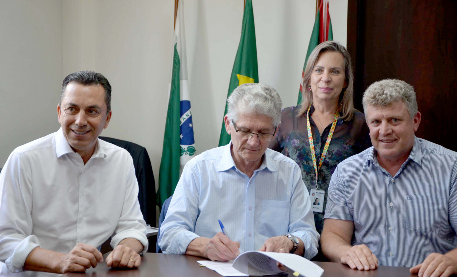 O Governo do Estado entregou nesta terça-feira (1) cinco veículos caminhonete, acompanhados de kits de equipamentos para modernização das centrais públicas de abastecimento. Nesta etapa, foram beneficiados os municípios de Rebouças, Dois Vizinhos, Palmas, Salgado Filho e Cruzeiro do Sul, totalizando 44 municípios beneficiados. Foto; Divulgação/SEAB