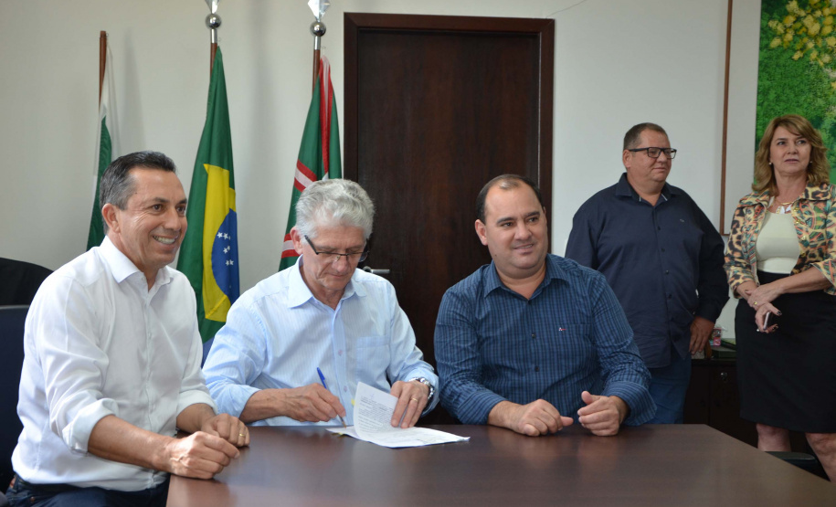 O Governo do Estado entregou nesta terça-feira (1) cinco veículos caminhonete, acompanhados de kits de equipamentos para modernização das centrais públicas de abastecimento. Nesta etapa, foram beneficiados os municípios de Rebouças, Dois Vizinhos, Palmas, Salgado Filho e Cruzeiro do Sul, totalizando 44 municípios beneficiados. Foto; Divulgação/SEAB