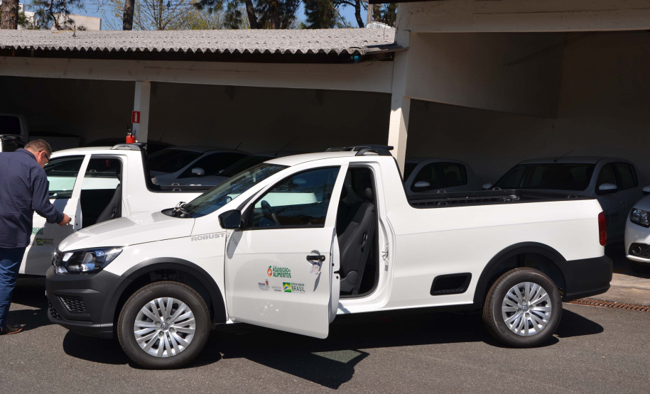 O Governo do Estado entregou nesta terça-feira (1) cinco veículos caminhonete, acompanhados de kits de equipamentos para modernização das centrais públicas de abastecimento. Nesta etapa, foram beneficiados os municípios de Rebouças, Dois Vizinhos, Palmas, Salgado Filho e Cruzeiro do Sul, totalizando 44 municípios beneficiados. Foto; Divulgação/SEAB