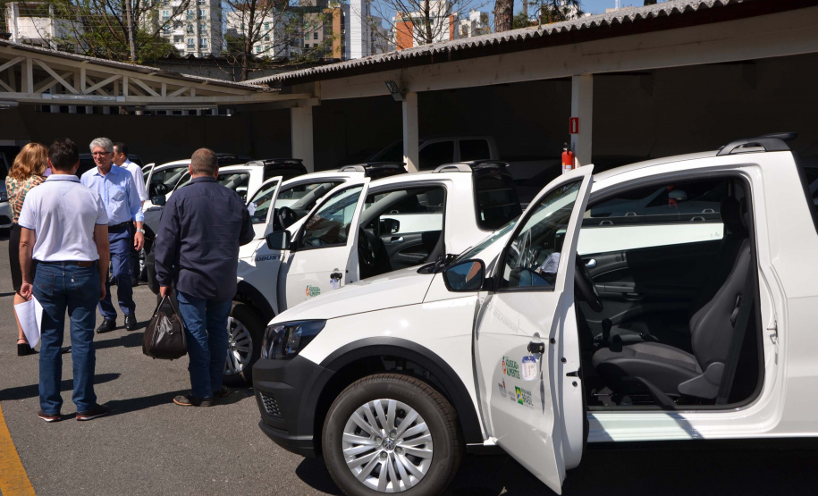 O Governo do Estado entregou nesta terça-feira (1) cinco veículos caminhonete, acompanhados de kits de equipamentos para modernização das centrais públicas de abastecimento. Nesta etapa, foram beneficiados os municípios de Rebouças, Dois Vizinhos, Palmas, Salgado Filho e Cruzeiro do Sul, totalizando 44 municípios beneficiados. Foto; Divulgação/SEAB
