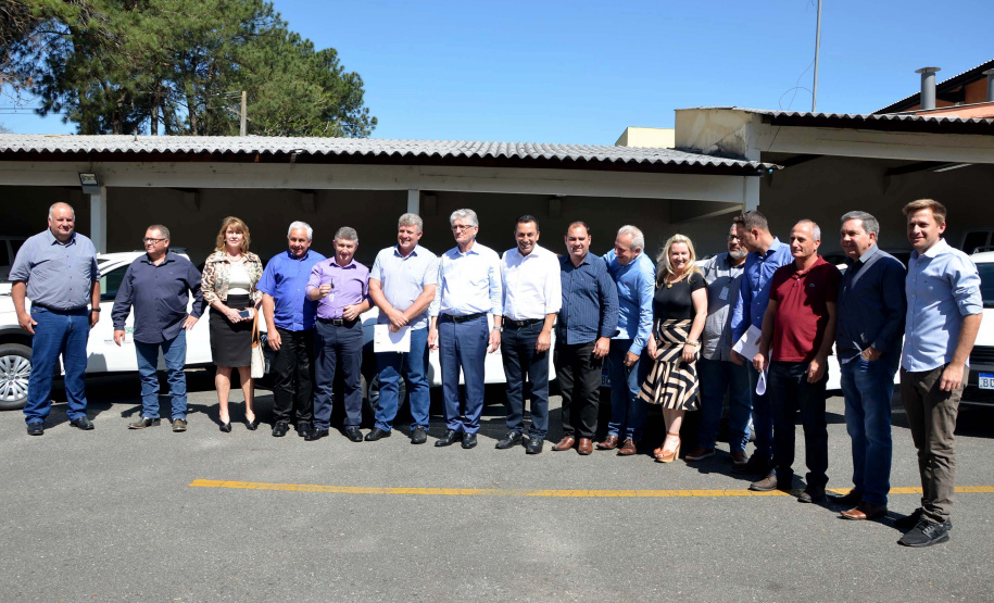 O Governo do Estado entregou nesta terça-feira (1) cinco veículos caminhonete, acompanhados de kits de equipamentos para modernização das centrais públicas de abastecimento. Nesta etapa, foram beneficiados os municípios de Rebouças, Dois Vizinhos, Palmas, Salgado Filho e Cruzeiro do Sul, totalizando 44 municípios beneficiados. Foto; Divulgação/SEAB