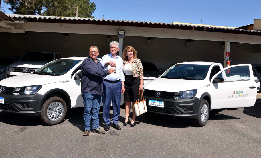 O Governo do Estado entregou nesta terça-feira (1) cinco veículos caminhonete, acompanhados de kits de equipamentos para modernização das centrais públicas de abastecimento. Nesta etapa, foram beneficiados os municípios de Rebouças, Dois Vizinhos, Palmas, Salgado Filho e Cruzeiro do Sul, totalizando 44 municípios beneficiados. Foto; Divulgação/SEAB