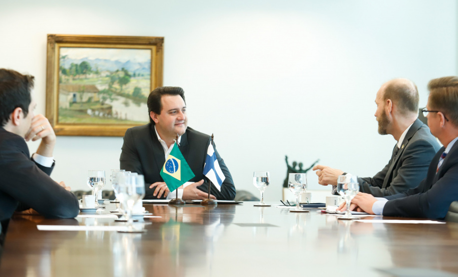 O Governo do Paraná estabeleceu os primeiros contatos para firmar parceria com a Finlândia na área de educação. O governador Carlos Massa Ratinho Junior autorizou que uma delegação com 40 professores da Rede Estadual de Ensino passe três semanas, em abril de 2020, em Helsinque, capital finlandesa, para conhecer detalhes do setor educacional do país europeu, uma das maiores referências mundiais na área.