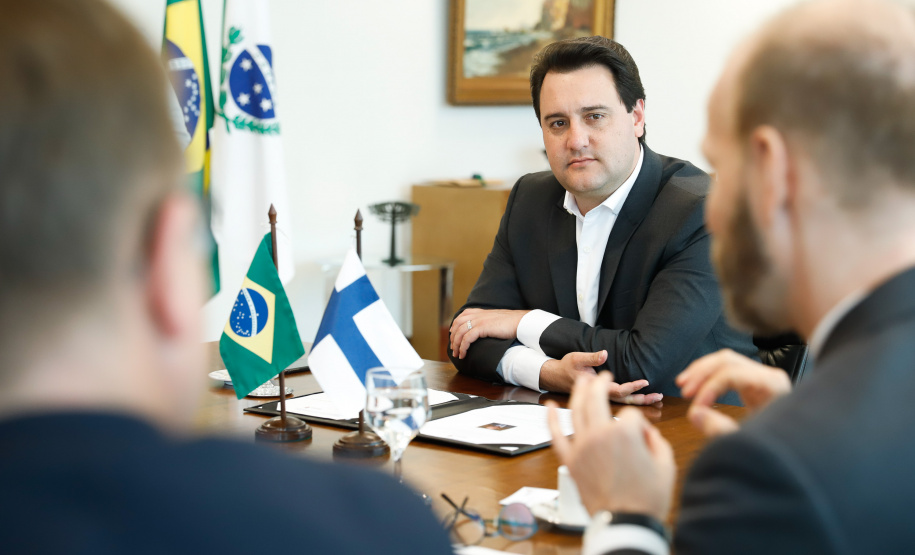 O Governo do Paraná estabeleceu os primeiros contatos para firmar parceria com a Finlândia na área de educação. O governador Carlos Massa Ratinho Junior autorizou que uma delegação com 40 professores da Rede Estadual de Ensino passe três semanas, em abril de 2020, em Helsinque, capital finlandesa, para conhecer detalhes do setor educacional do país europeu, uma das maiores referências mundiais na área.
