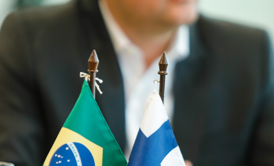 O Governo do Paraná estabeleceu os primeiros contatos para firmar parceria com a Finlândia na área de educação. O governador Carlos Massa Ratinho Junior autorizou que uma delegação com 40 professores da Rede Estadual de Ensino passe três semanas, em abril de 2020, em Helsinque, capital finlandesa, para conhecer detalhes do setor educacional do país europeu, uma das maiores referências mundiais na área.