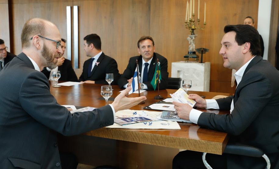 O Governo do Paraná estabeleceu os primeiros contatos para firmar parceria com a Finlândia na área de educação. O governador Carlos Massa Ratinho Junior autorizou que uma delegação com 40 professores da Rede Estadual de Ensino passe três semanas, em abril de 2020, em Helsinque, capital finlandesa, para conhecer detalhes do setor educacional do país europeu, uma das maiores referências mundiais na área.