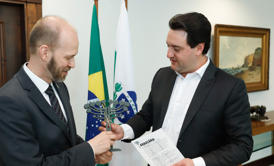O Governo do Paraná estabeleceu os primeiros contatos para firmar parceria com a Finlândia na área de educação. O governador Carlos Massa Ratinho Junior autorizou que uma delegação com 40 professores da Rede Estadual de Ensino passe três semanas, em abril de 2020, em Helsinque, capital finlandesa, para conhecer detalhes do setor educacional do país europeu, uma das maiores referências mundiais na área.