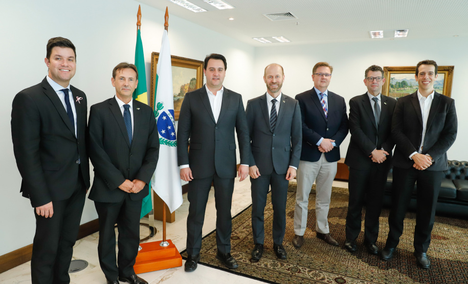 O Governo do Paraná estabeleceu os primeiros contatos para firmar parceria com a Finlândia na área de educação. O governador Carlos Massa Ratinho Junior autorizou que uma delegação com 40 professores da Rede Estadual de Ensino passe três semanas, em abril de 2020, em Helsinque, capital finlandesa, para conhecer detalhes do setor educacional do país europeu, uma das maiores referências mundiais na área.