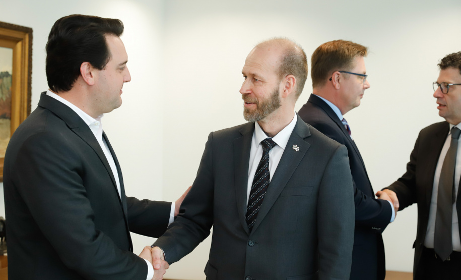 O Governo do Paraná estabeleceu os primeiros contatos para firmar parceria com a Finlândia na área de educação. O governador Carlos Massa Ratinho Junior autorizou que uma delegação com 40 professores da Rede Estadual de Ensino passe três semanas, em abril de 2020, em Helsinque, capital finlandesa, para conhecer detalhes do setor educacional do país europeu, uma das maiores referências mundiais na área.