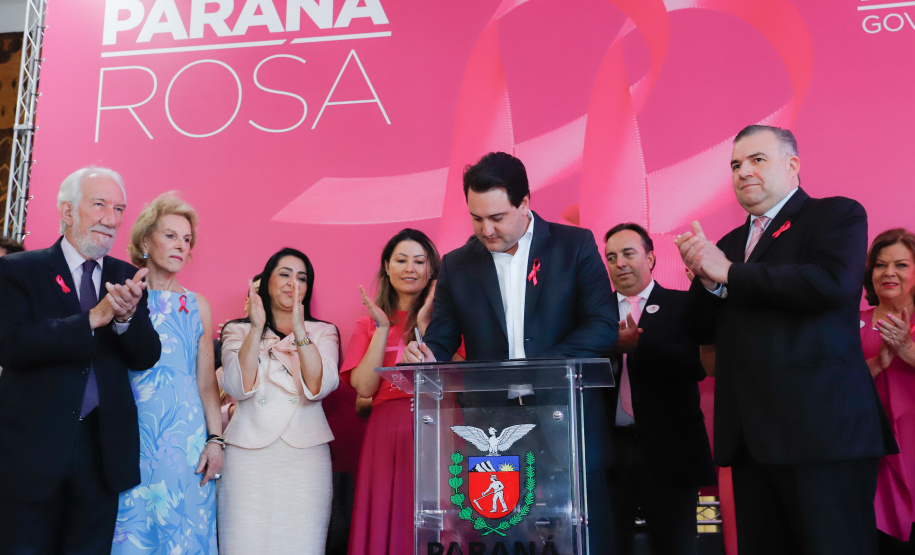 O Paraná deu início à mobilização do Outubro Rosa. Neste ano, as ações de prevenção e promoção do cuidado integral da saúde das mulheres serão levadas a 43 municípios. Elas fazem parte da campanha Paraná Rosa, lançada nesta terça-feira (1º), no Palácio Iguaçu, pelo governador Carlos Massa Ratinho Junior e pela primeira-dama Luciana Saito Massa.