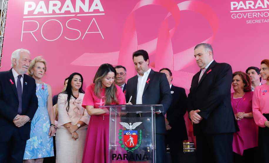 O Paraná deu início à mobilização do Outubro Rosa. Neste ano, as ações de prevenção e promoção do cuidado integral da saúde das mulheres serão levadas a 43 municípios. Elas fazem parte da campanha Paraná Rosa, lançada nesta terça-feira (1º), no Palácio Iguaçu, pelo governador Carlos Massa Ratinho Junior e pela primeira-dama Luciana Saito Massa.