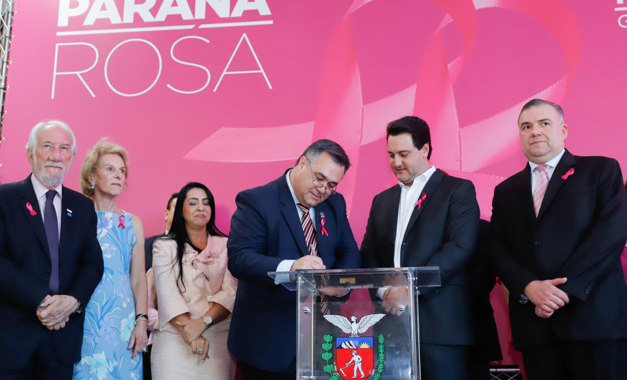 O Paraná deu início à mobilização do Outubro Rosa. Neste ano, as ações de prevenção e promoção do cuidado integral da saúde das mulheres serão levadas a 43 municípios. Elas fazem parte da campanha Paraná Rosa, lançada nesta terça-feira (1º), no Palácio Iguaçu, pelo governador Carlos Massa Ratinho Junior e pela primeira-dama Luciana Saito Massa.
