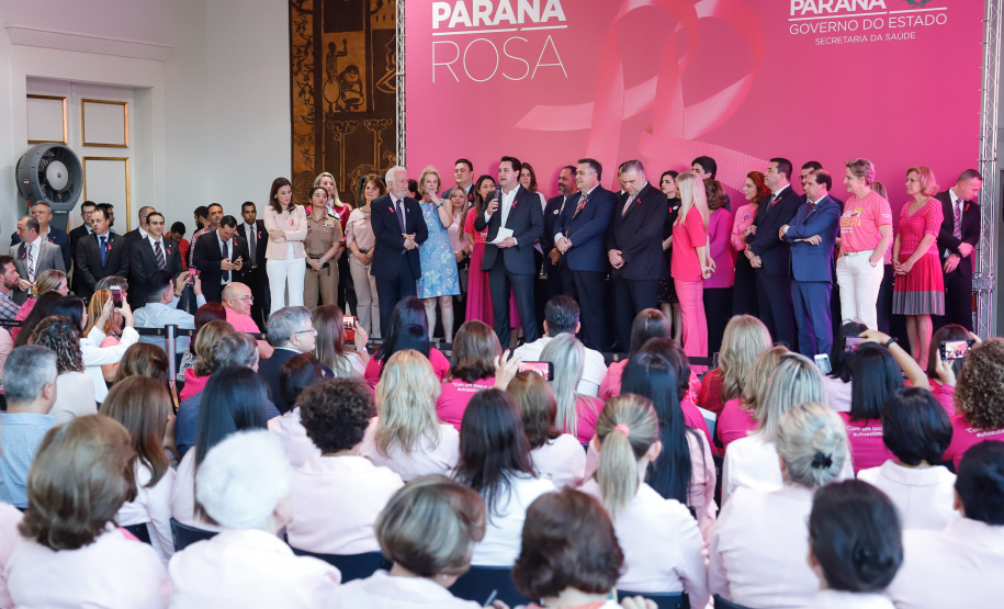 O Paraná deu início à mobilização do Outubro Rosa. Neste ano, as ações de prevenção e promoção do cuidado integral da saúde das mulheres serão levadas a 43 municípios. Elas fazem parte da campanha Paraná Rosa, lançada nesta terça-feira (1º), no Palácio Iguaçu, pelo governador Carlos Massa Ratinho Junior e pela primeira-dama Luciana Saito Massa.