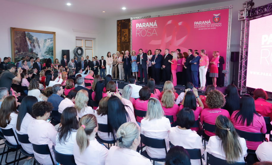 O Paraná deu início à mobilização do Outubro Rosa. Neste ano, as ações de prevenção e promoção do cuidado integral da saúde das mulheres serão levadas a 43 municípios. Elas fazem parte da campanha Paraná Rosa, lançada nesta terça-feira (1º), no Palácio Iguaçu, pelo governador Carlos Massa Ratinho Junior e pela primeira-dama Luciana Saito Massa.