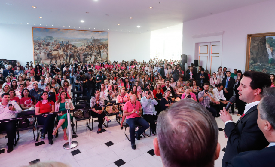 O Paraná deu início à mobilização do Outubro Rosa. Neste ano, as ações de prevenção e promoção do cuidado integral da saúde das mulheres serão levadas a 43 municípios. Elas fazem parte da campanha Paraná Rosa, lançada nesta terça-feira (1º), no Palácio Iguaçu, pelo governador Carlos Massa Ratinho Junior e pela primeira-dama Luciana Saito Massa.